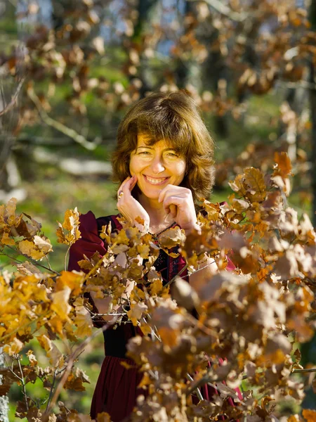 Donna in abito rosso ritratto, foresta autunnale — Foto Stock