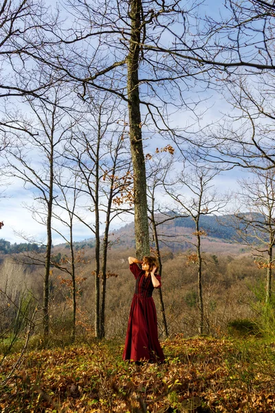 Femme en robe rouge portrait, forêt automnale — Photo