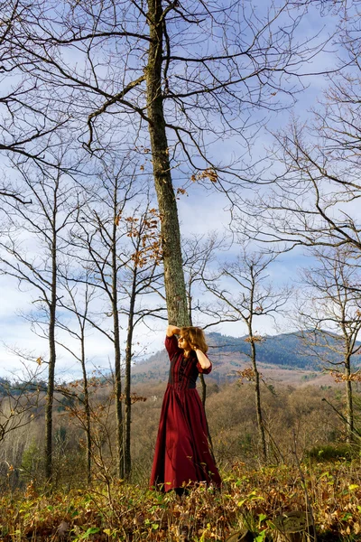 Femme en robe rouge portrait, forêt automnale — Photo