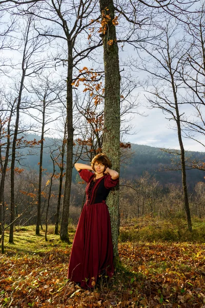 Femme en robe rouge portrait, forêt automnale — Photo