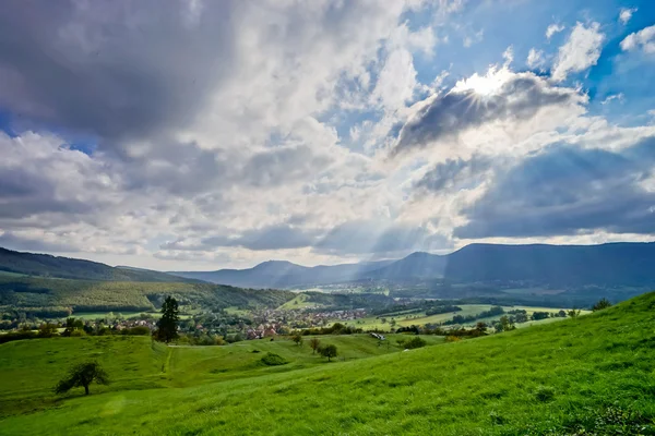 Sonne scheint durch die Wolken — Stockfoto