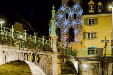 Strazburg vitrin cam ve sokak dekorasyon Noel öncesi