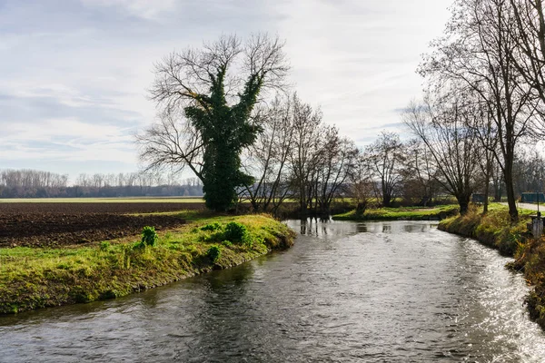 Canal d'irrigation dans les champs d'hiver, France — Photo