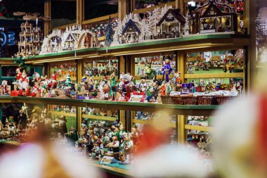 Strazburg vitrin cam ve sokak dekorasyon Noel öncesi