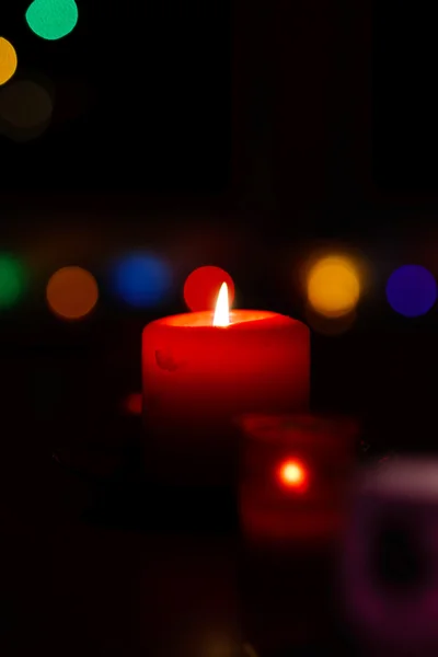 Birning świeca na tle nowego roku bokeh — Zdjęcie stockowe