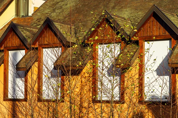 Außenansicht des neuen modernen Hauses im Grünen — Stockfoto