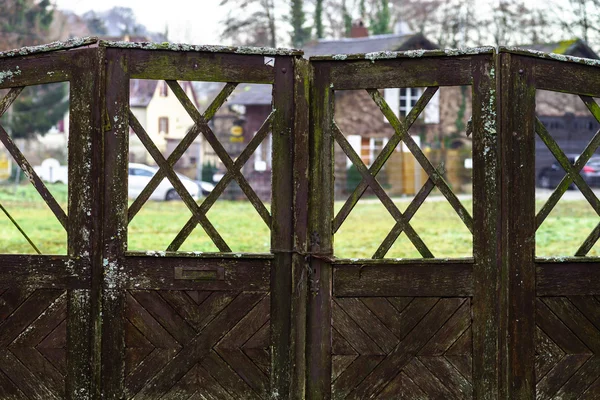 Porta de madeira velha para a terra da propriedade — Fotografia de Stock