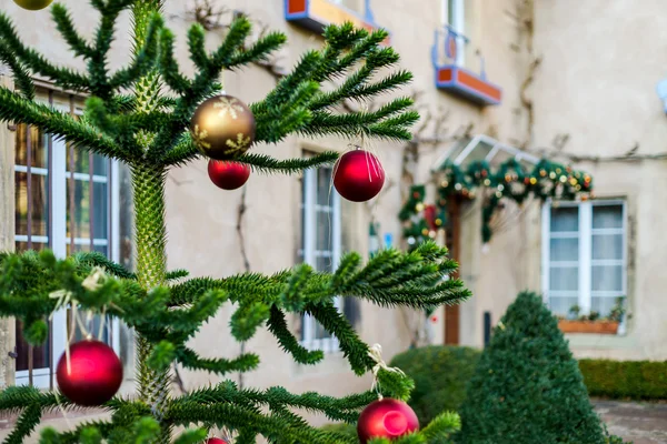 Gyönyörű karácsonyi dekorációs utcában — Stock Fotó