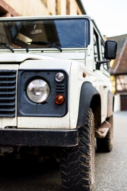 Retro kirli off-road arabalar Sokaklarda