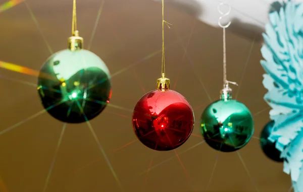 Рождественские и новогодние украшения в помещении — стоковое фото