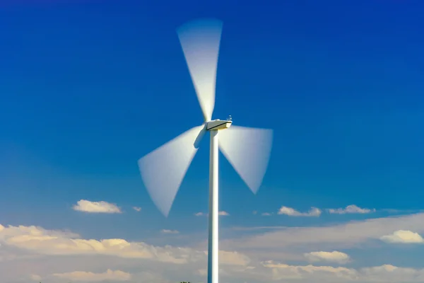 Windräder erzeugen Strom im Windpark — Stockfoto