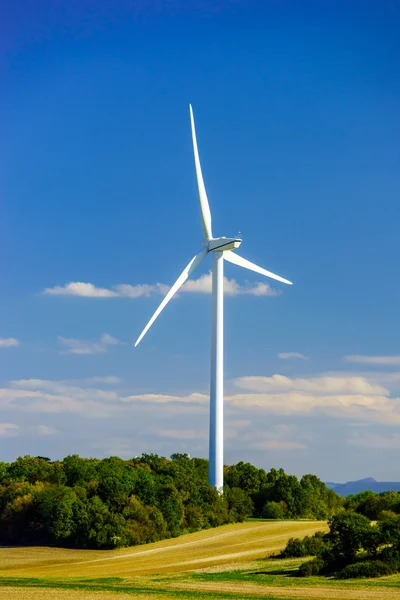 Větrné elektrárny vyrábějící elektřinu v windfarm — Stock fotografie