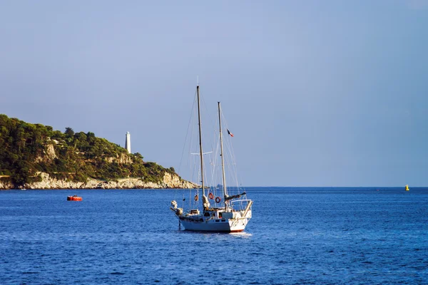 Beaux bateaux sur la mer Méditerranée près de Nice — Photo