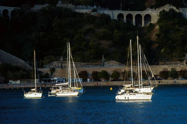 Beaux bateaux sur la mer Méditerranée près de Nice — Photo