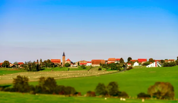 Τοπίο όμορφο χωριό με πράσινο βοσκής — Φωτογραφία Αρχείου