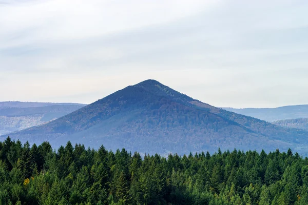 Büyük dağ ile üçgen formu genel bakış — Stok fotoğraf