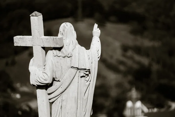 Majestatyczny Jezusa Chrystusa rzeźby nad małą wieś francuski — Zdjęcie stockowe