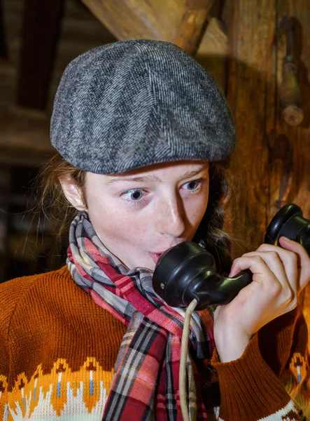 Teenager Mädchen spricht mit alten Vintage-Telefon — Stockfoto