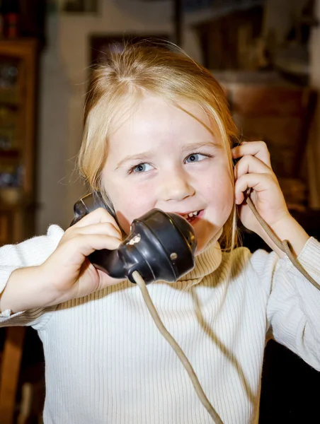 Linda niña preescolar hablando por viejo teléfono retro vintage — Foto de Stock