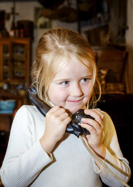 Linda niña preescolar hablando por viejo teléfono retro vintage — Foto de Stock