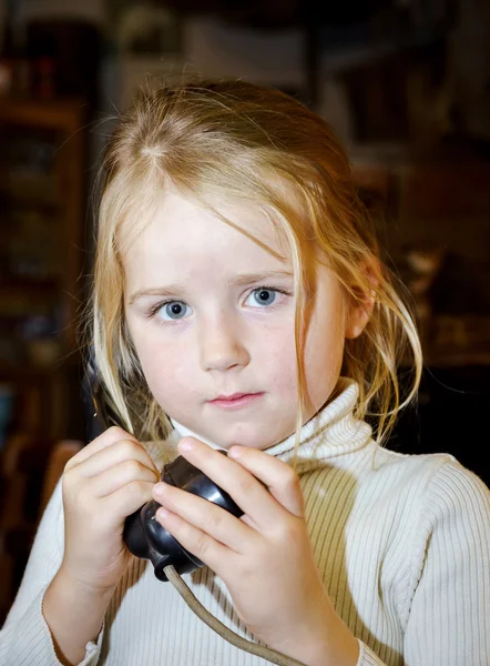 Linda niña preescolar hablando por viejo teléfono retro vintage —  Fotos de Stock