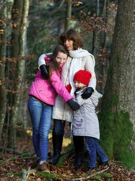 Dos hermanas con su madre naturaleza portarit —  Fotos de Stock
