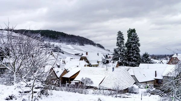 Klein Frans dorp over de sneeuw — Stockfoto