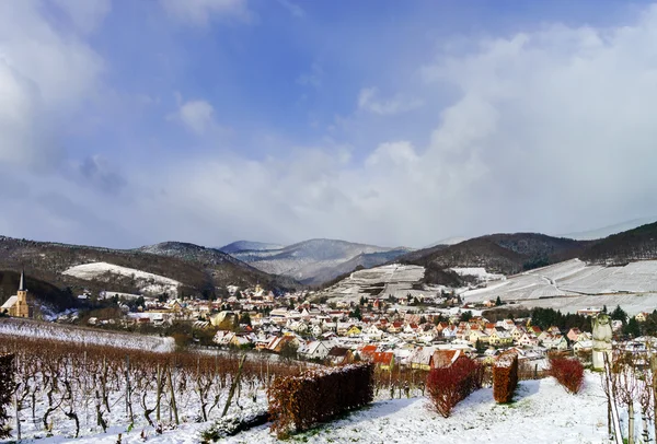 Klein Frans dorp over de sneeuw — Stockfoto