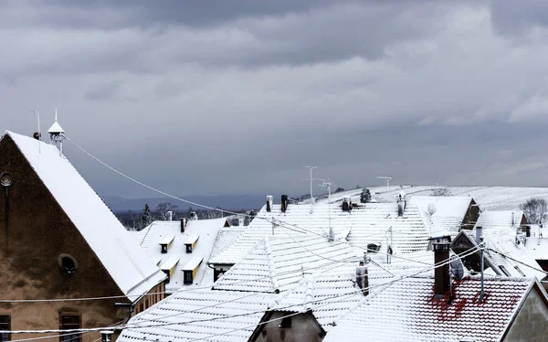 Primera nieve en un pequeño pueblo francés —  Fotos de Stock