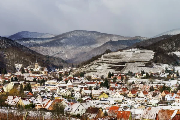 Klein Frans dorp over de sneeuw — Stockfoto