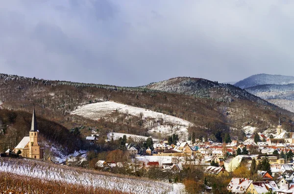 Маленькая французская деревня над снегом — стоковое фото