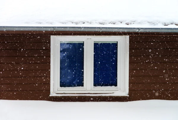 窓と壁の背景に美しい雪 — ストック写真