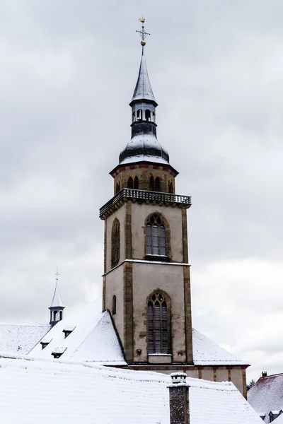 Kirche auf dem Land über dem Schnee, Wintertag — Stockfoto