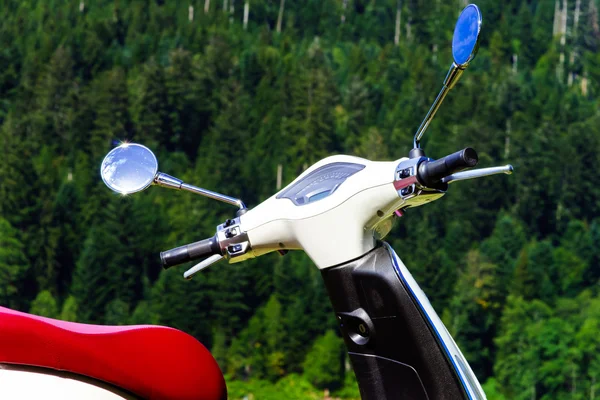 Gamla vintage scooter på natur plats — Stockfoto