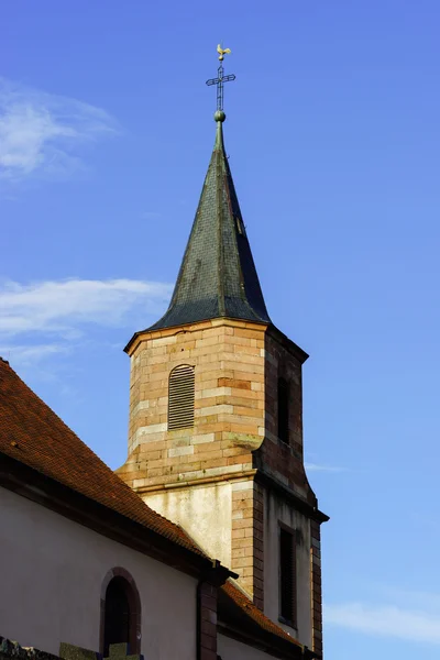 Église catholique dans un petit village français — Photo