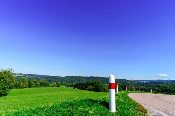 Estrada sinuosa de asfalto na região rural da França — Fotografia de Stock