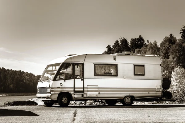 Caravana turística ficando perto do lago — Fotografia de Stock