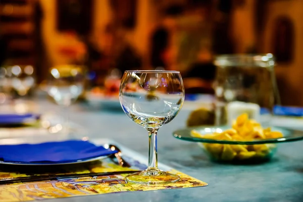 Pohárky připraven na večeři v malé restauraci — Stock fotografie