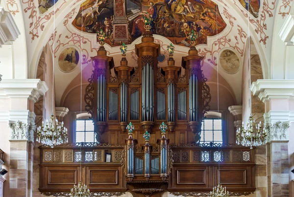 Bela vista de órgão dentro da igreja barroca — Fotografia de Stock