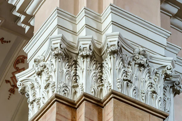 Beautiful column ornament in church interior — Stock Photo, Image