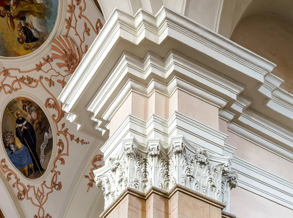 Hermoso adorno de columna en el interior de la iglesia — Foto de Stock