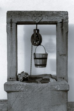 Zincir ve kova ile iyi Ortaçağ taş