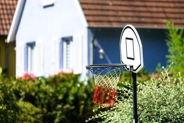 Busketball obręcz przy ulicy małej wioski — Zdjęcie stockowe