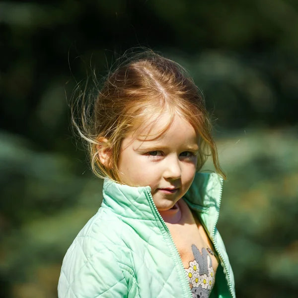 Mignonne petite fille portrait extérieur — Photo