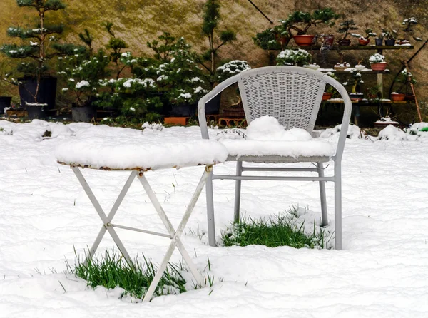 Fém kerti bútor ovber a hó — Stock Fotó