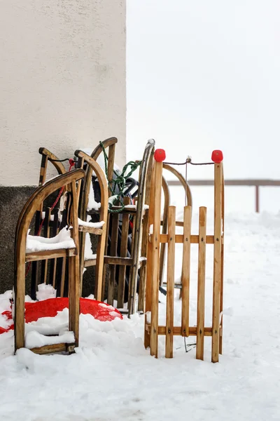 Traîneaux de neige attendant les enfants près de la maison — Photo