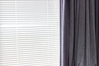 karanlık perdeleri ve beyaz tuğla duvar