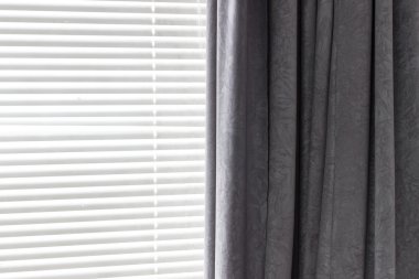 karanlık perdeleri ve beyaz tuğla duvar