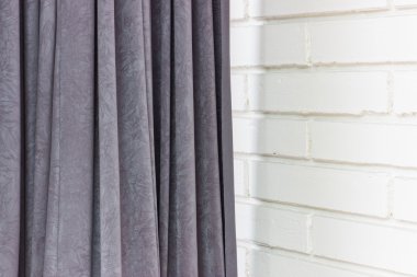 karanlık perdeleri ve beyaz tuğla duvar