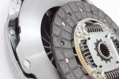 Yedek otomotiv debriyaj bir beyaz üzerine yeni bir dizi. Yayın yatak olmadan disk ve debriyaj sepeti